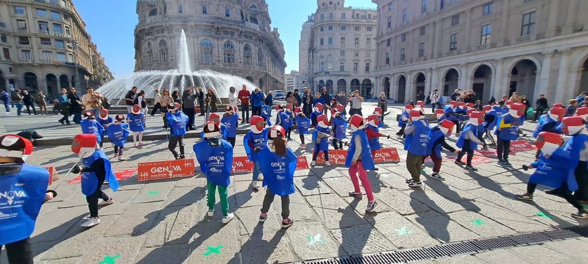 Cento giorni agli Europei "Genova 2025. Studenti e societÃ  di Scherma in piazza De Ferrari con un flash mob.