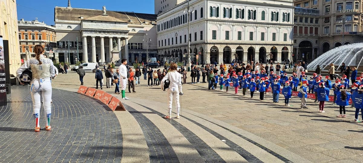 Cento giorni agli Europei "Genova 2025. Studenti e societÃ  di Scherma in piazza De Ferrari con un flash mob.